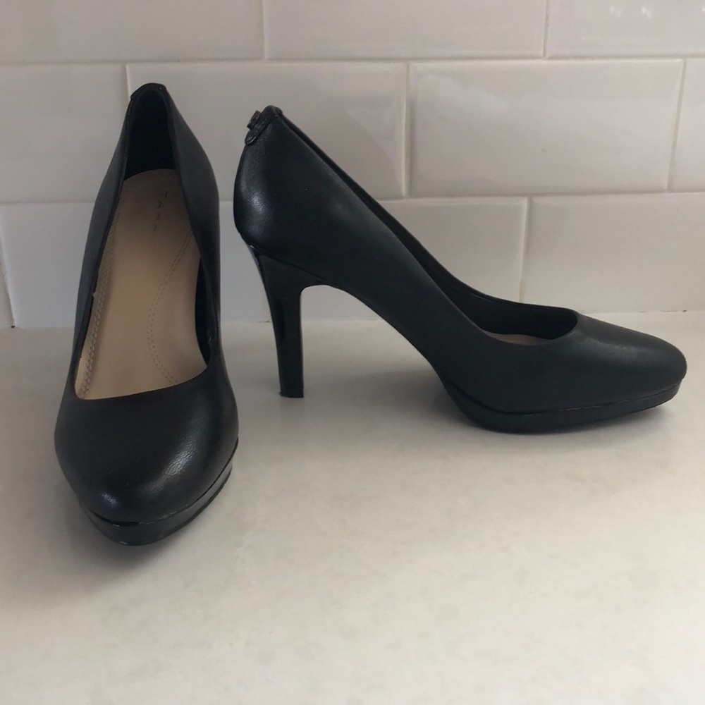 Black Tahari heels size 6